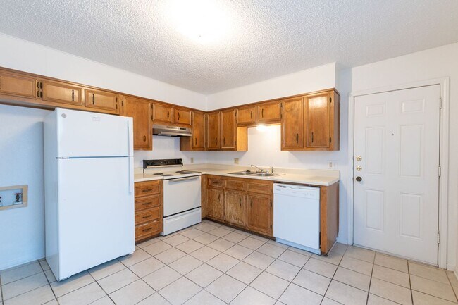 Foto del edificio - RENT SPECIAL!!! AVAILABLE NOW!