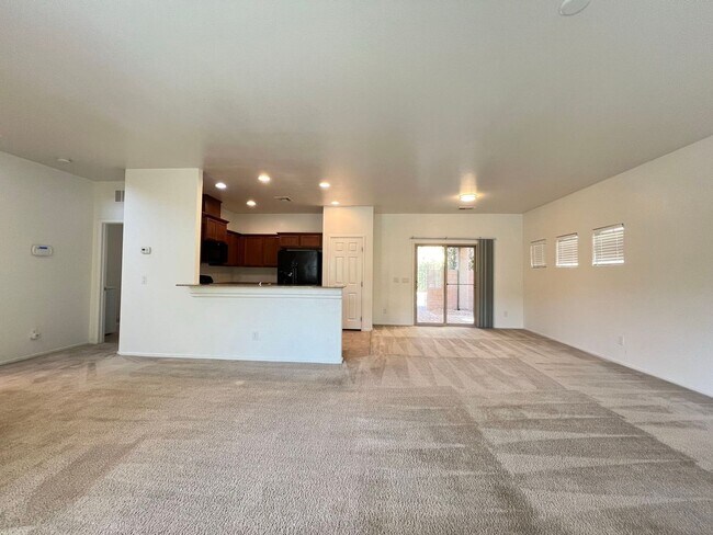 Building Photo - Spacious downstairs great room