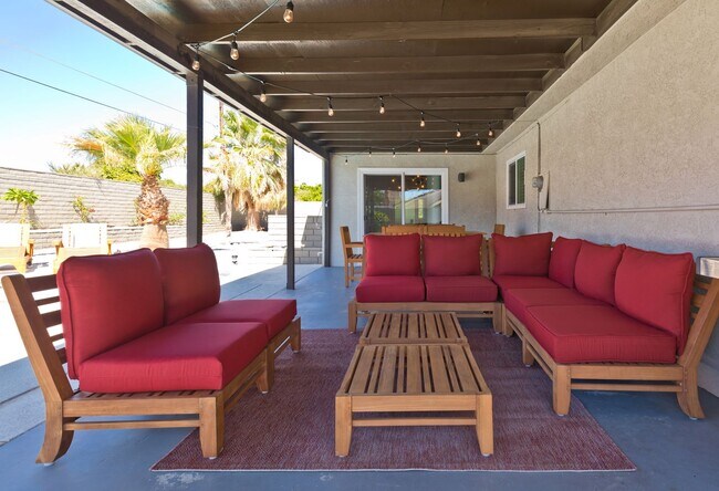 Foto del edificio - Modern home w Private Pool, Spa, Pets Welc...