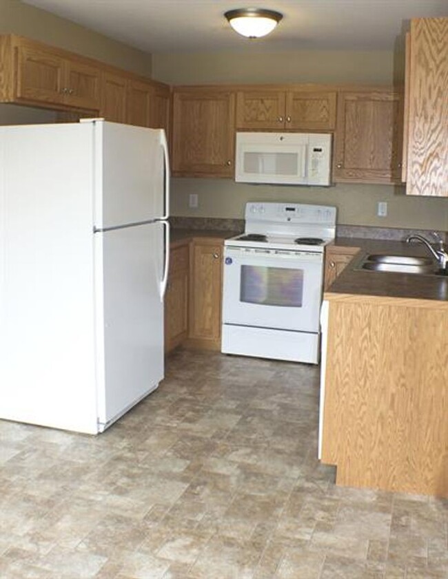 Foto del edificio - Duplex Located on East Side of MHK - Avail...