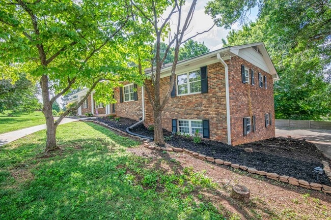 Photo - Halls 37938 - 4 bedroom, bath home with 4 garage spaces - Call Susan Niedergeses 865-300-4722