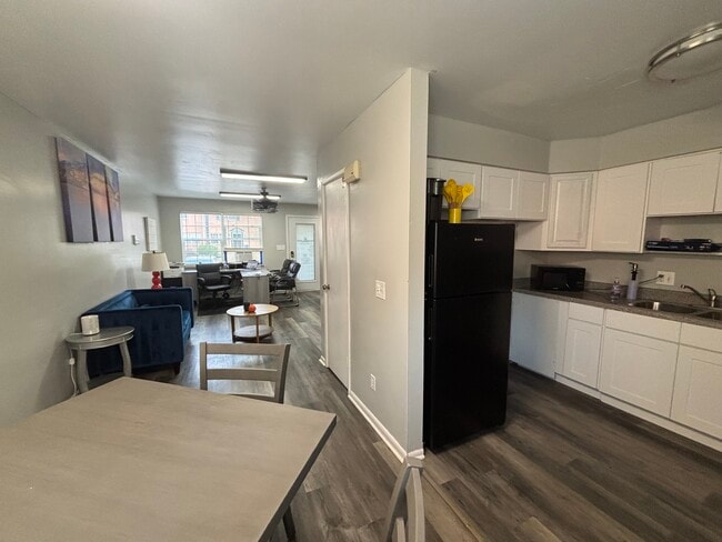 Building Photo - Colonial Park Townhomes