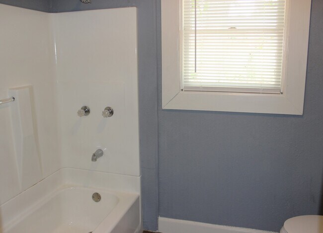 Building Photo - 1312 E Alamo St