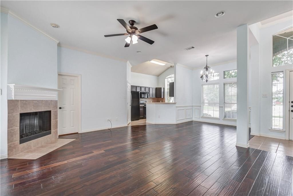 Primary Photo - 1047 Mustang Ct