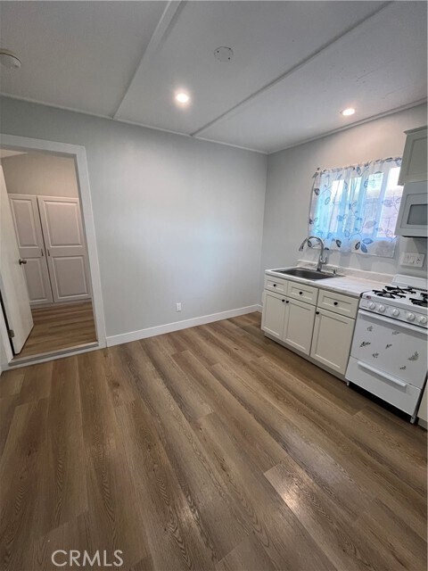 Foto del edificio - 24407 Alliene Ave