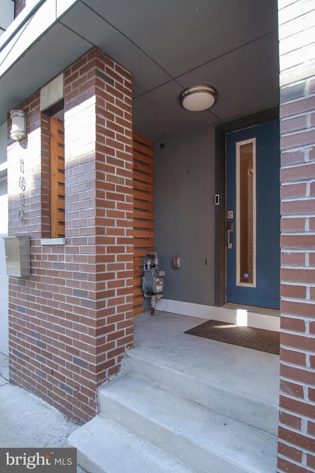 Building Photo - 1010 N Orkney St