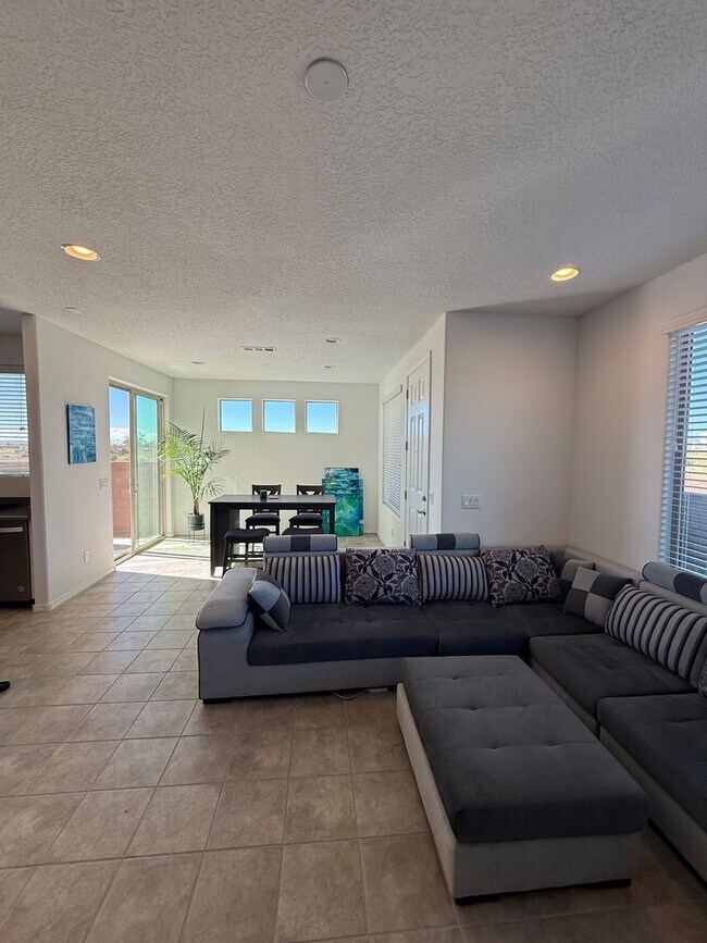 Foto del edificio - Villas de Los Soleras - Pristine 3 bdr, 2 1/2 bath Townhome, 2 car garage & Views!