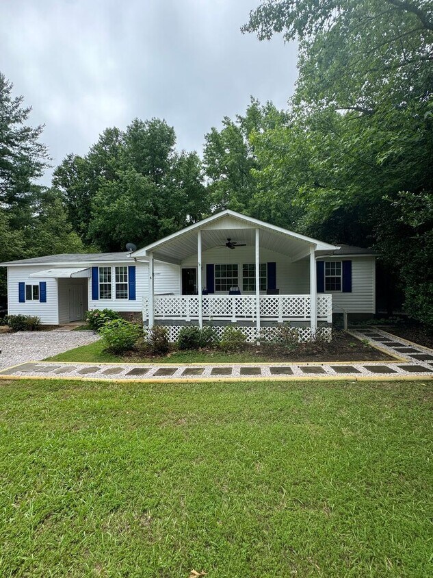 Foto principal - Cozy, 3-Bedroom Home, 2-Bathroom Home
