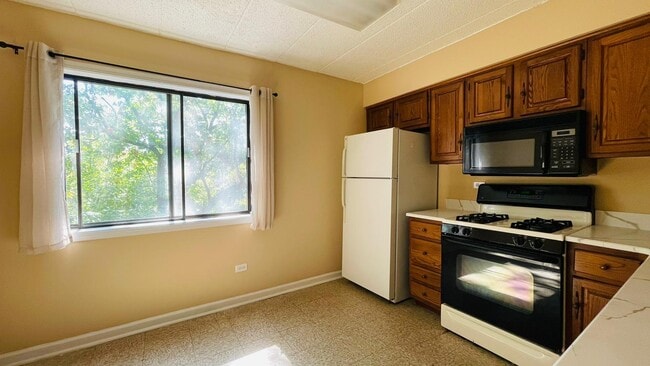 Building Photo - 6015 Lakeside Pl