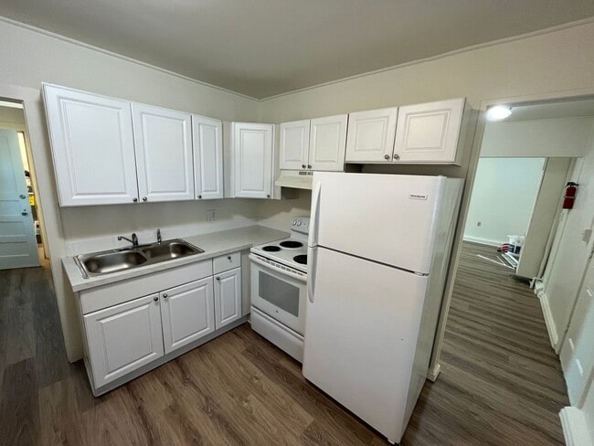 Building Photo - Lower Level Updated 1 Bedroom 1 Bathroom U...