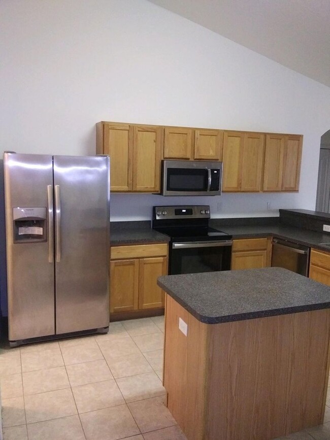 Building Photo - 3/2/2 home in quiet Sebastian Highlands ne...