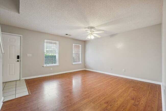 Building Photo - 3 bedroom townhouse with a bonus room