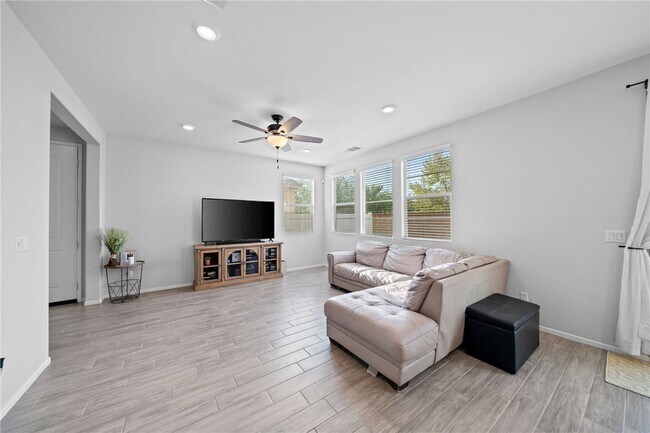 Building Photo - 30432 Village Knoll Dr
