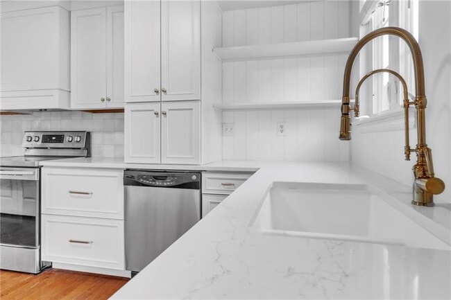 Building Photo - 305 Broadstone Dr