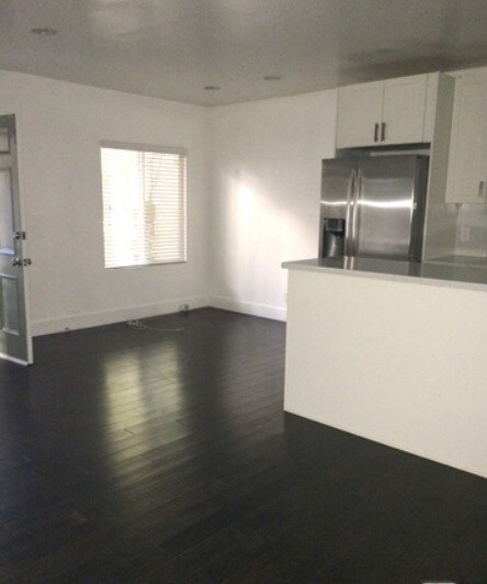 Building Photo - 212 S Lasky Dr
