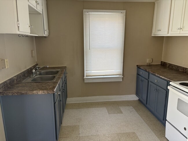 Building Photo - 400 Lamar St