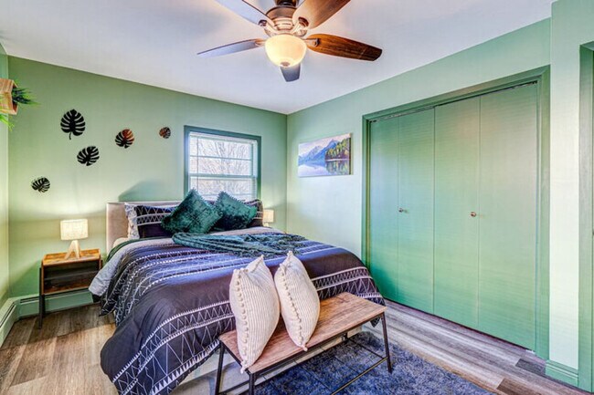 Foto del edificio - Nature Themed 2 BR Elmwood Park Condo