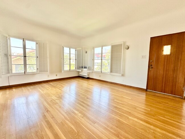 Building Photo - 5044 Rosewood Ave