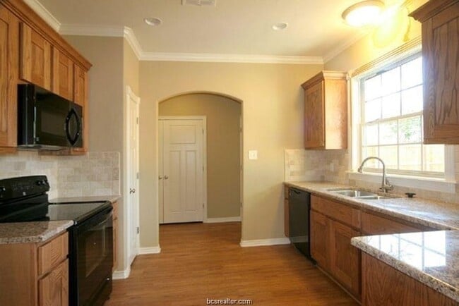 Foto del edificio - 4103 Whispering Creek Dr