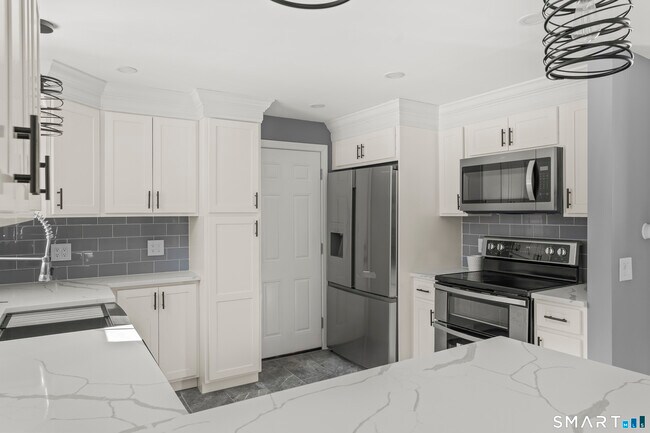 Building Photo - 17 Champlain Dr