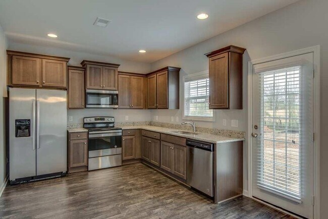 Foto del edificio - Fairview Station - Beautiful 4 / 2.5 - FENCED!