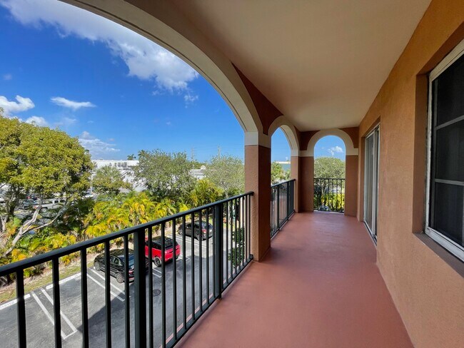 Building Photo - 6821 SW 44th St