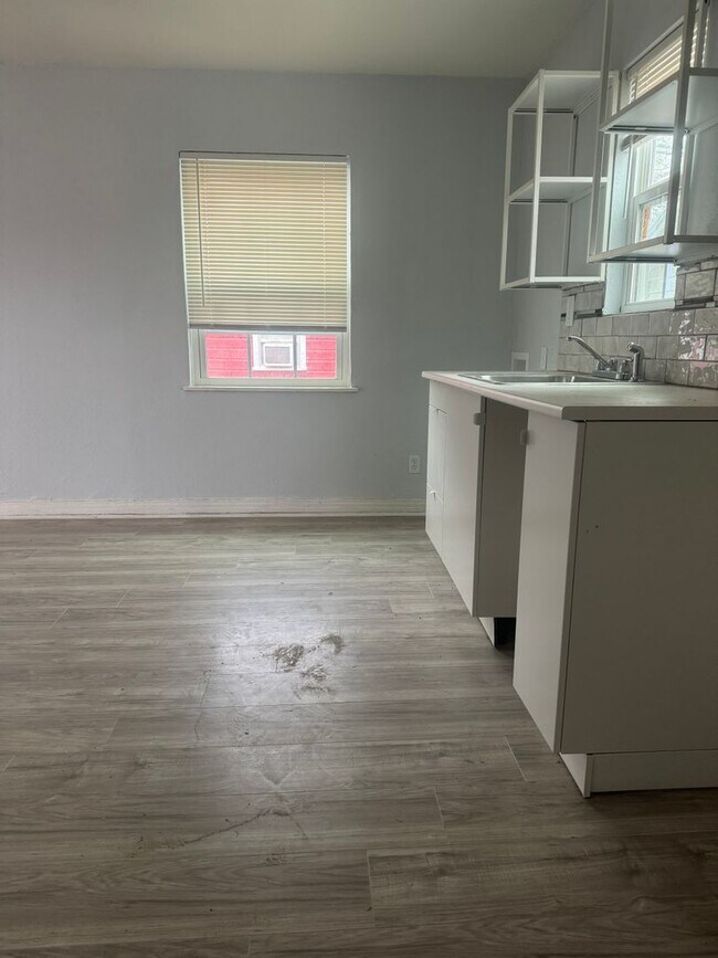 Building Photo - 2 Bedroom with 1 Bath and 1 Car Garage Con...