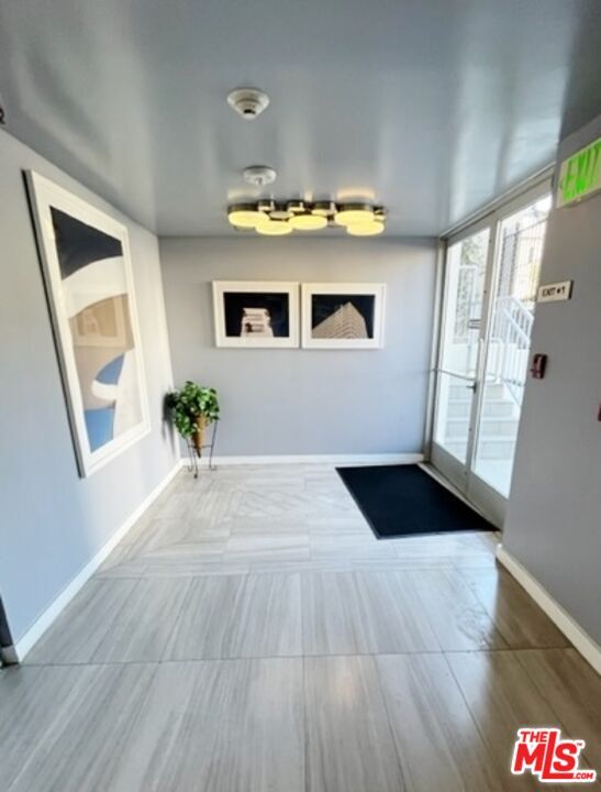 Vestíbulo - 1611 S Beverly Glen Blvd
