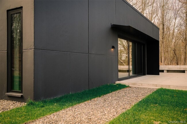 Foto del edificio - 279 Tompkins Rd