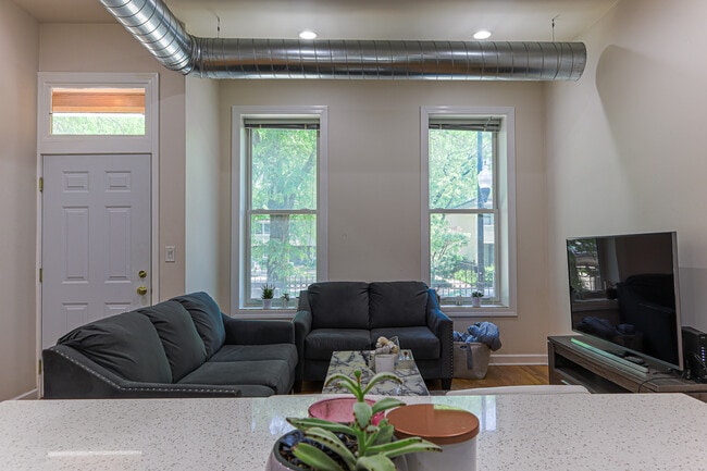 Apto. 2 (3hab/2ba) - Sala de estar abierta/Cocina - Harris Point Chicago