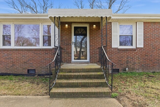 Building Photo - Updated and Spacious ranch in CAMELLIA ACRES