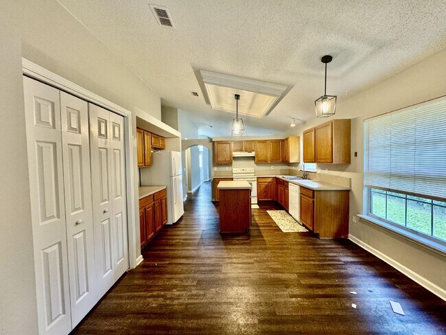 Foto del edificio - Spacious 4/2 Available for Rent.