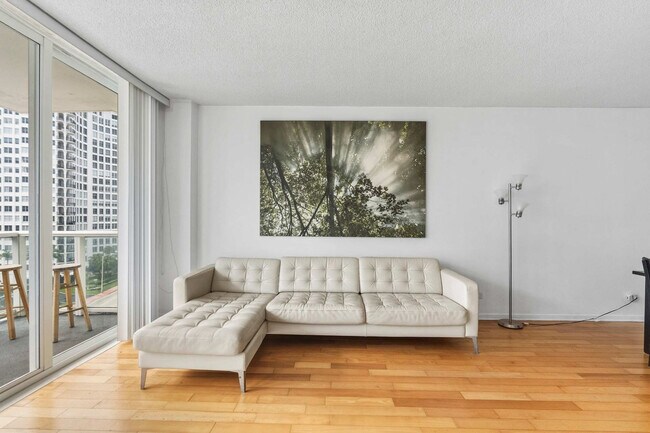 Foto del edificio - 5599 Collins Ave