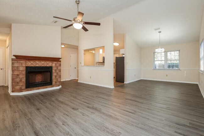 Foto del edificio - 6404 Royal Pine Drive
