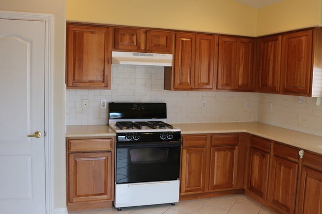 Foto del edificio - SHOWINGS AVAILABLE NOW