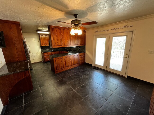 Building Photo - Beautiful 6 Bedroom/4 Bathroom in Centerville