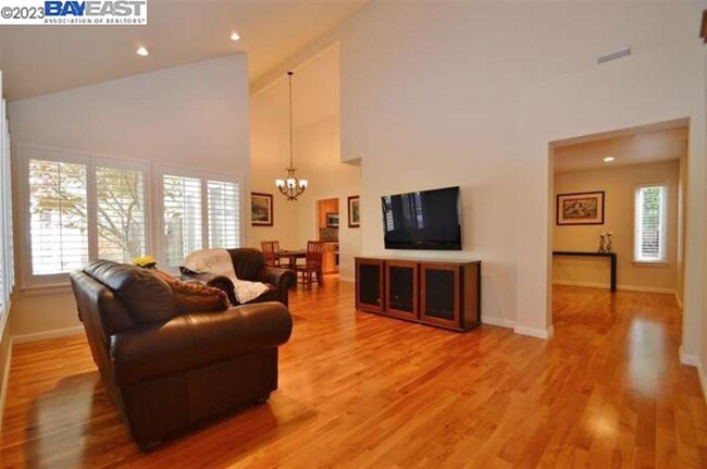 Building Photo - 2055 Alexander Ct