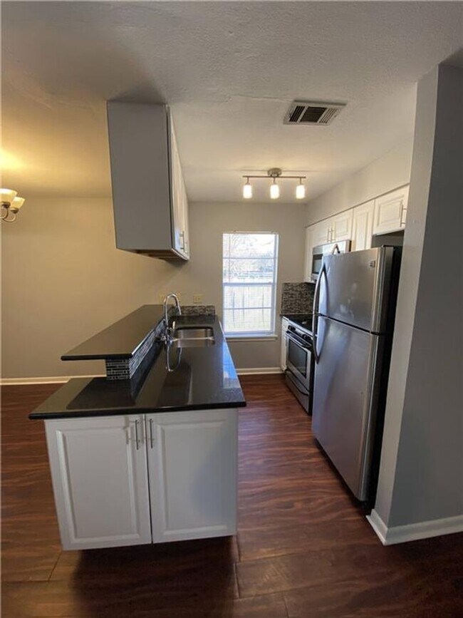 Foto del edificio - 3307 Whitepine Dr