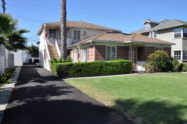 Building Photo - 818 W Glenoaks Blvd