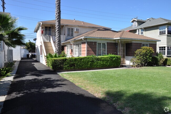 Building Photo - 818 W Glenoaks Blvd