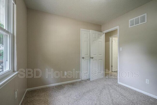 Foto del edificio - 15 Brooks Ct