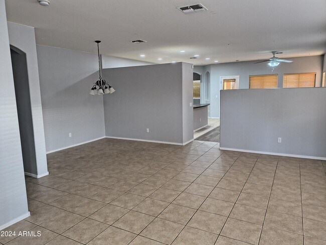 Foto del edificio - 45071 W Desert Cedars Ln