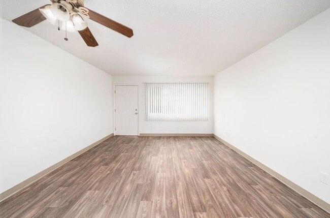 Building Photo - 2 bedroom unit close to downtown Gresham!!