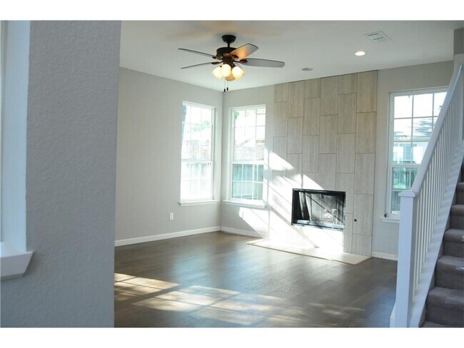 Photo - 923 Felicia Ln House