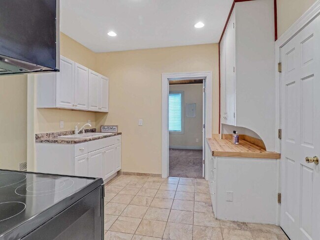 Foto del edificio - Gorgeous 3 BR FURNISHED Lower-Level Duplex