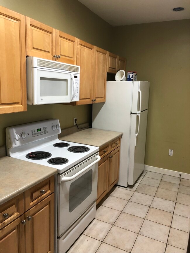 Building Photo - 8 Walnut St