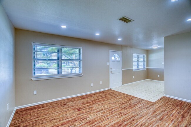 Foto del edificio - 2711 Cindy Ln