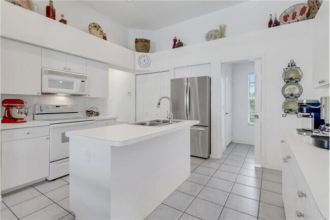 Foto del edificio - 3650 Sunland Ln