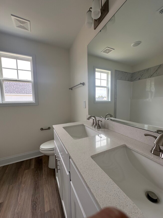 Foto del edificio - 341 Edwinstowe Ave
