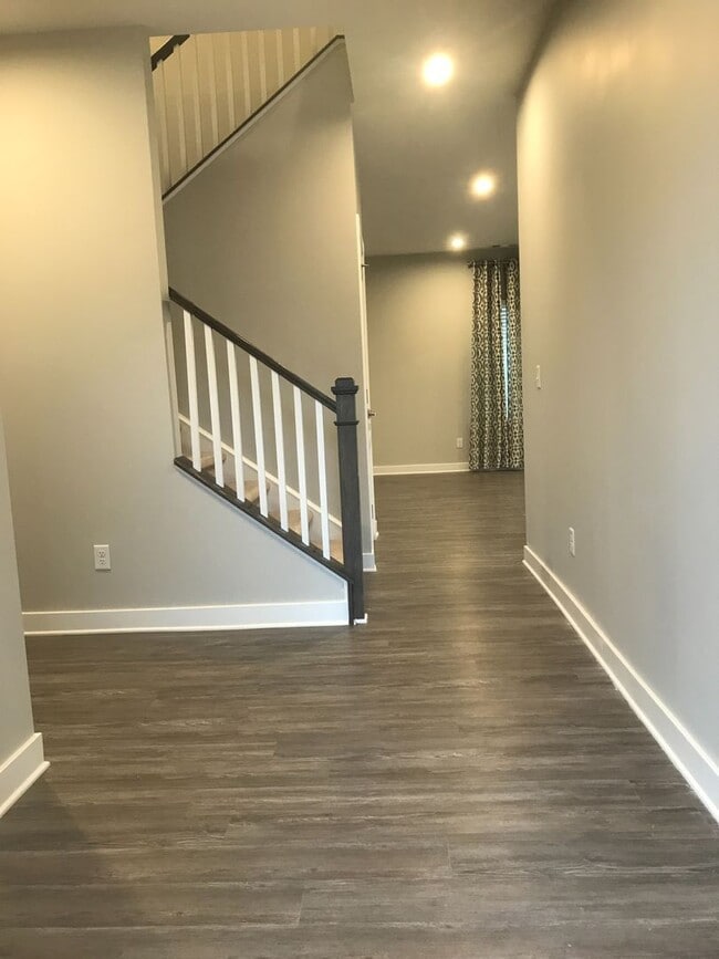 Building Photo - 3 Bed 2.5 Bath Home Near Spring Hill, Load...